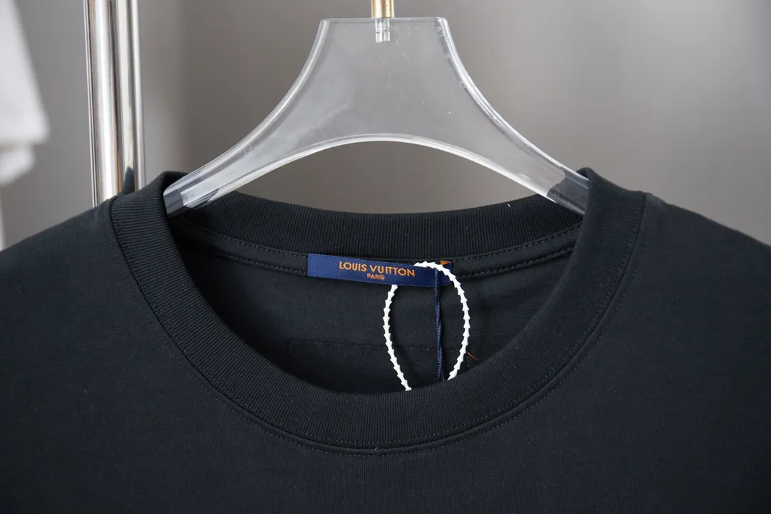 🅿️190 1V 25SS early spring new style Colorful digital LV lettering short sleeves Light luxury essential item for daily commuting for men and women Correct version Welcome to compare Detailed features · 320g 100% pure cotton double yarn jersey fabric · Special thickened 32 pieces of double-strand 1X1 thread in the same cylinder custom dyeing · Positioned color digital LV lettering printing · Double needle stitching and cross-stitching technology · Original main mark, washed tag, brand moisture-proof paper packaging Color: black/white Size: S/M/L/XL